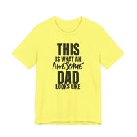 This Is What an Awesome Dad Looks Like - T-Shirt