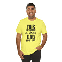 This Is What an Awesome Dad Looks Like - T-Shirt