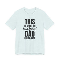 This Is What an Awesome Dad Looks Like - T-Shirt