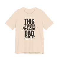 This Is What an Awesome Dad Looks Like - T-Shirt