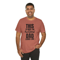 This Is What an Awesome Dad Looks Like - T-Shirt