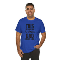 This Is What an Awesome Dad Looks Like - T-Shirt