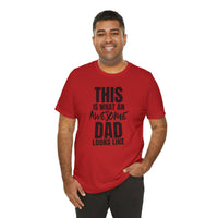 This Is What an Awesome Dad Looks Like - T-Shirt